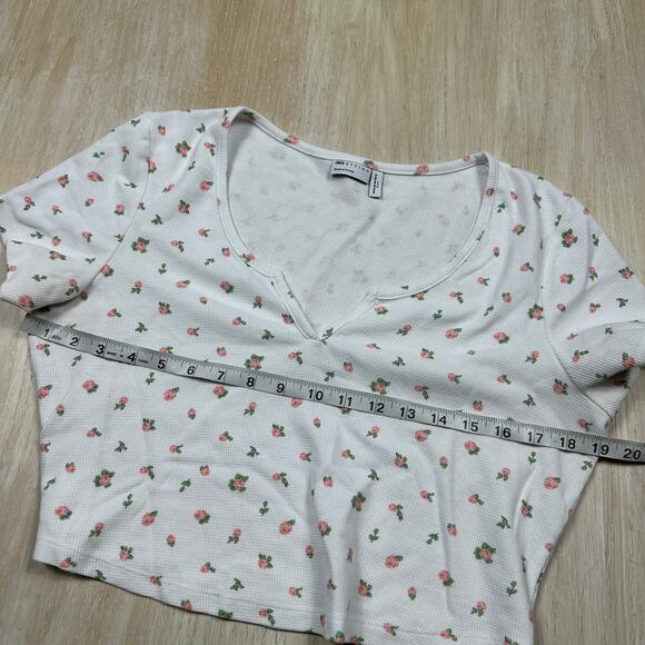 ASOS Design White Strawberry Floral Print Crop Top Short Sleeve V Neck Y2K 12 - Picture 6 of 10
